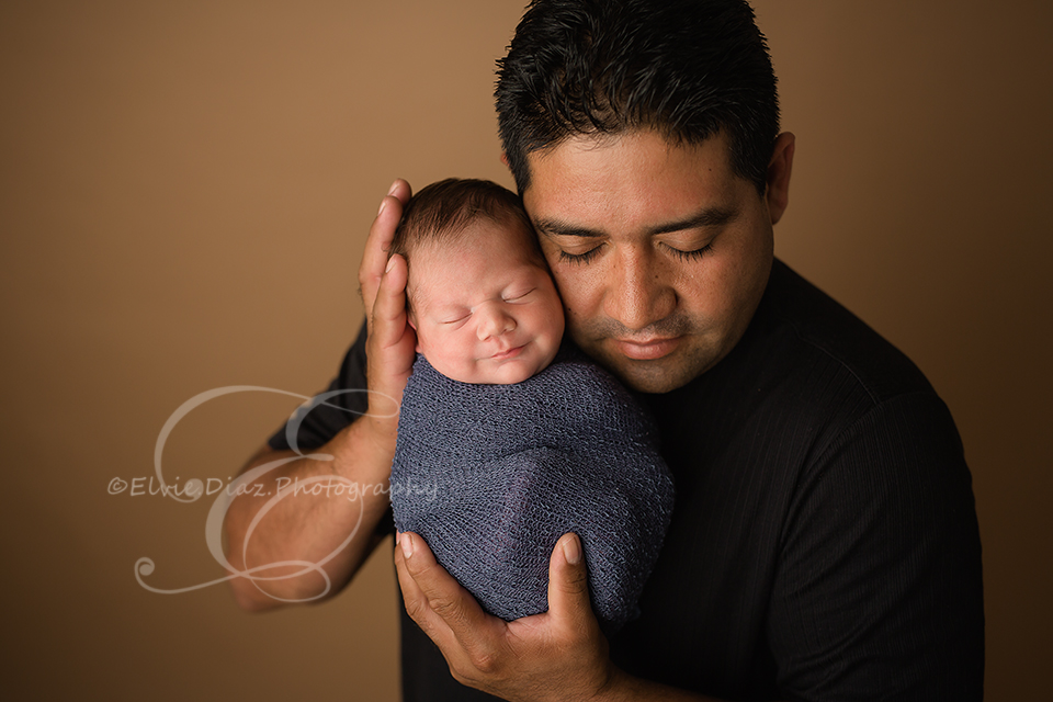 ElvieDiazPhotography-Chicago-Newborn-Photographer-ChicagoBaby-Boy-dad-family-siblings-smiling-familyposing-daddy