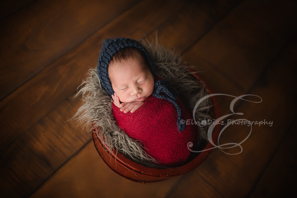 ElvieDiazPhotography-Chicago-Newborn-Photographer-ChicagoBaby-Boy-grey-rug-bucket-red