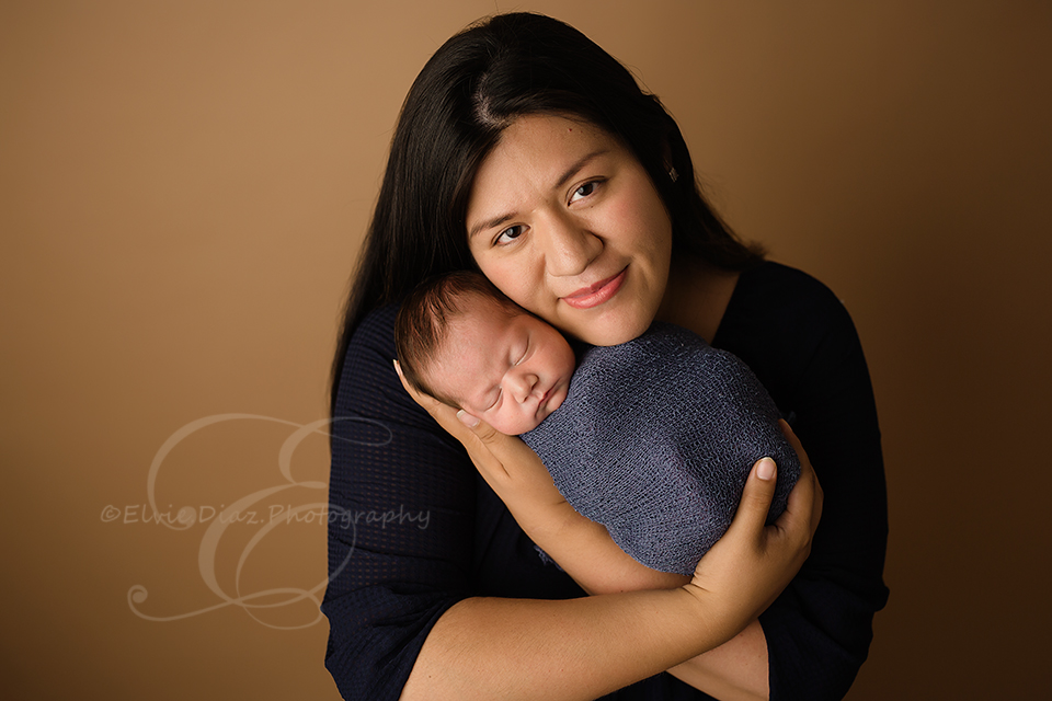 ElvieDiazPhotography-Chicago-Newborn-Photographer-ChicagoBaby-Boy-mom-family-siblings-smiling-familyposing-mommy-arms