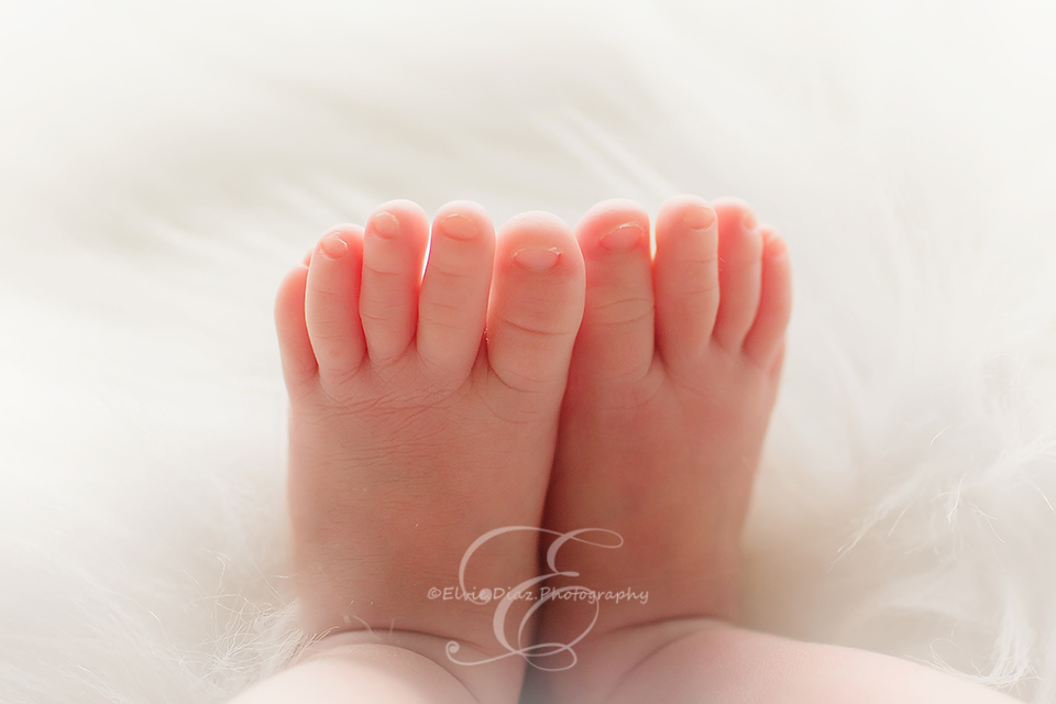 ElvieDiazPhotography-Chicago-Newborn-Photographer-ChicagoBaby-Boy-toes-detals