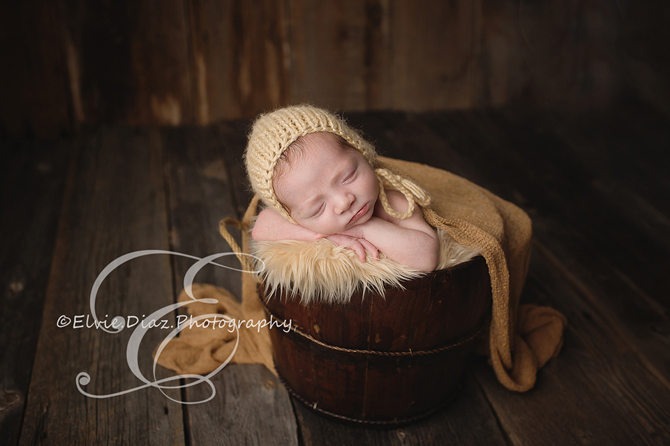 ElvieDiazPhotography-Chicago-Newborn-Photographer-bucket-woodfloor-brown-cream-handsonheand-bucketpose