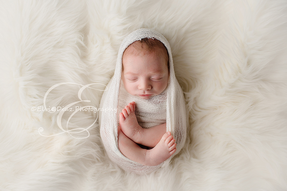 ElvieDiazPhotography-Chicago-Newborn-Photographer-smiling-newborn-white-wrap-newbornboy-egg-wrapped
