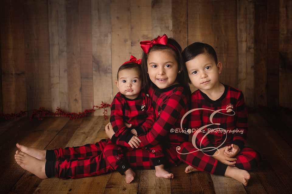 chicago-newborn-photographer-elvie-christmas-baby-downtown-red-truck-holidays-family-siblings-bear-pajamas