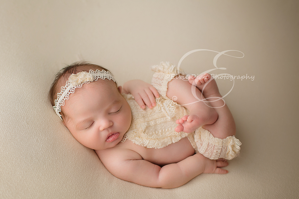 Elvie-Diaz-Photography-Chicago-Newborn-Photographer-back-pose-beanbag-knittybitty