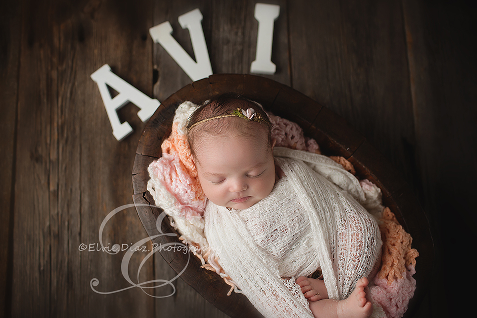 Elvie-Diaz-Photography-Chicago-Newborn-Photographer-bucket-wood-smiles