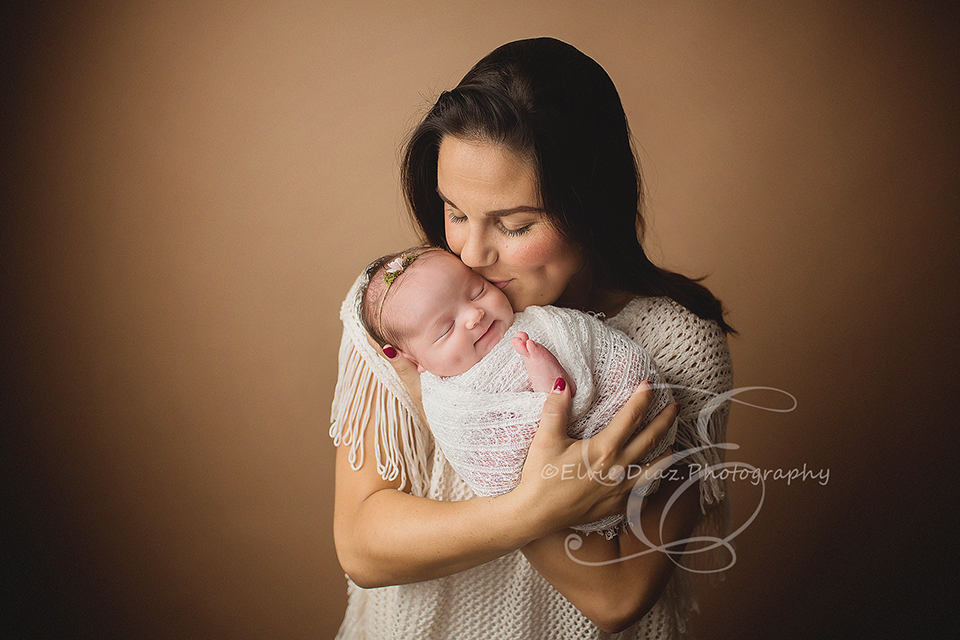 Elvie-Diaz-Photography-Chicago-Newborn-Photographer-parent-pose-family-mom-baby