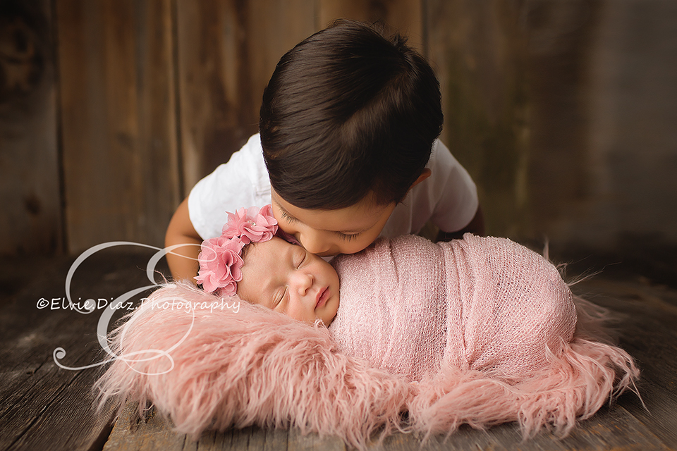 Elvie-Diaz-Photography-Chicago-NewbornPhotographer-girl-brother-sister-sibling