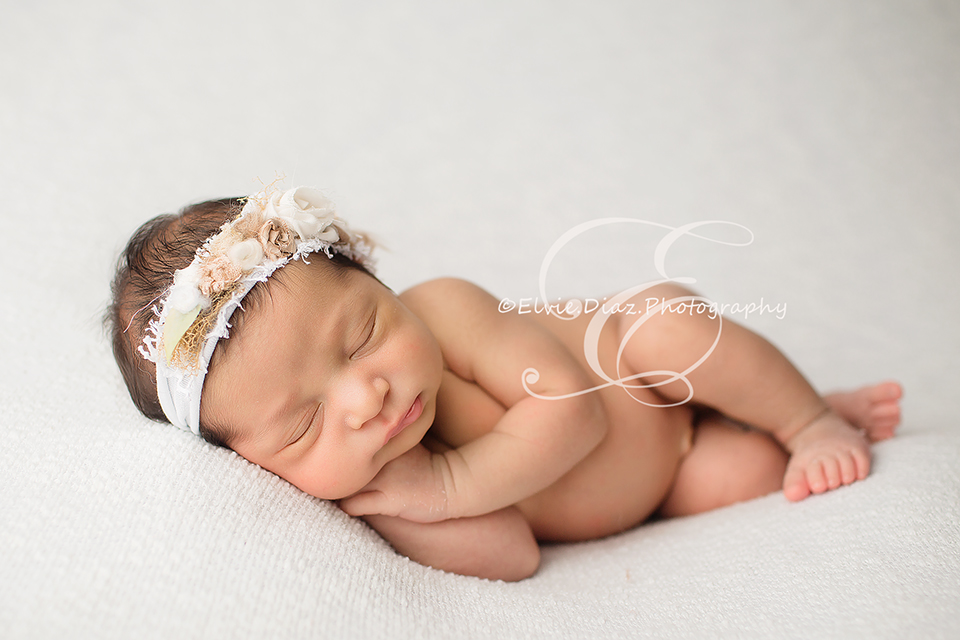 Elvie-Diaz-Photography-Chicago-NewbornPhotographer-girl-white-beautiful-beanbag-pose