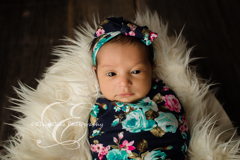 Elvie-Diaz-Photography-Chicago-NewbornPhotographer-girl-wood-wrapped-awake