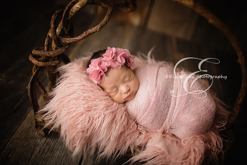 Elvie-Diaz-Photography-Chicago-NewbornPhotographer-girl-wood-wrapped