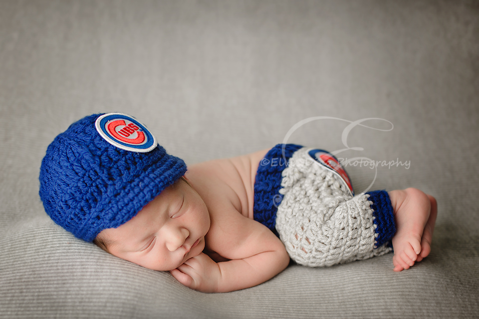 ElvieDiazPhotography-Chicago-Newborn-Photographer-ChicagoBaby-Boy-cubs-baseball-w-wrigleyfield