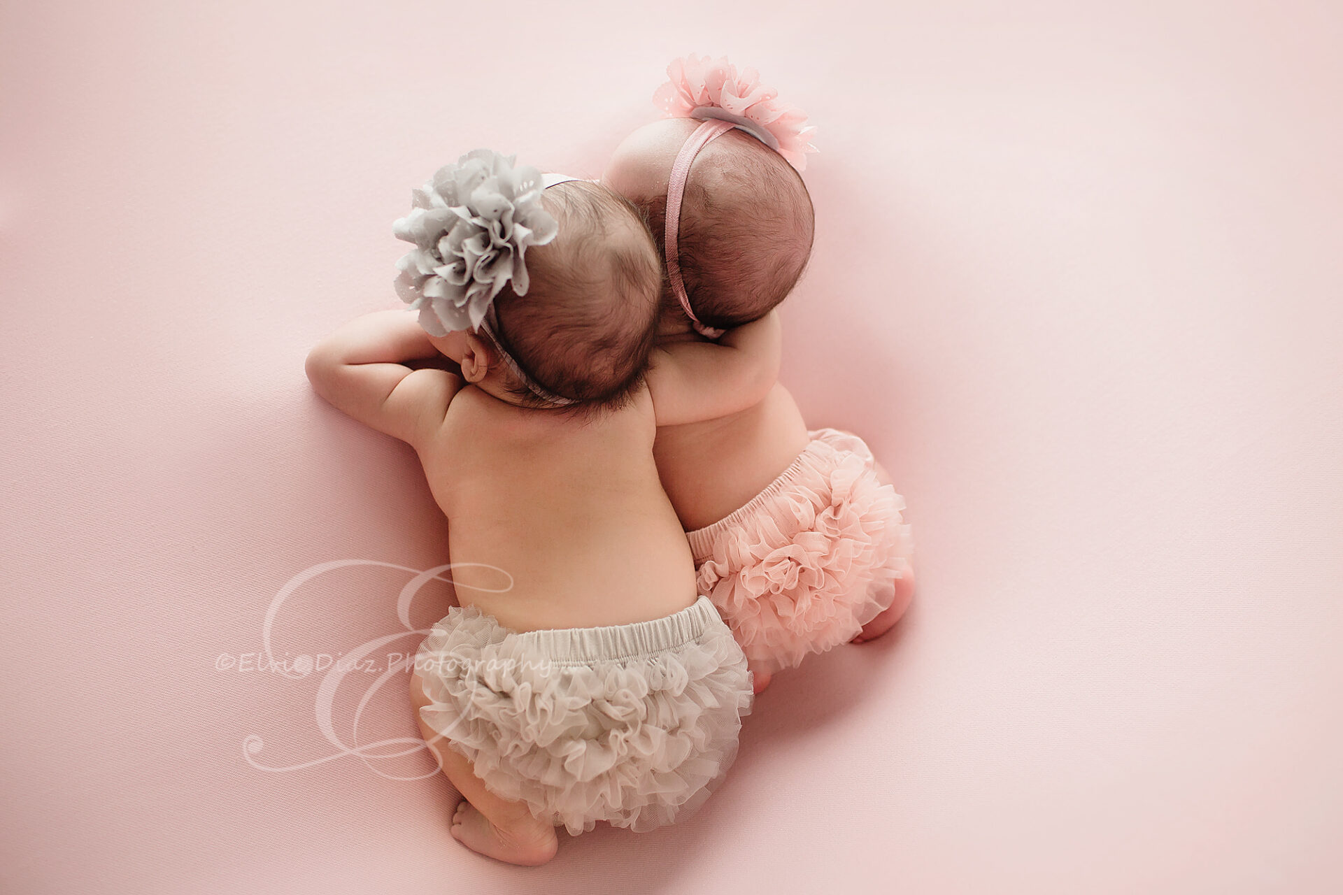 ElvieDiazPhotography-Chicago-Newborn-Photographer-Twin-Girls-hugging-pink-rompers-behindthescene