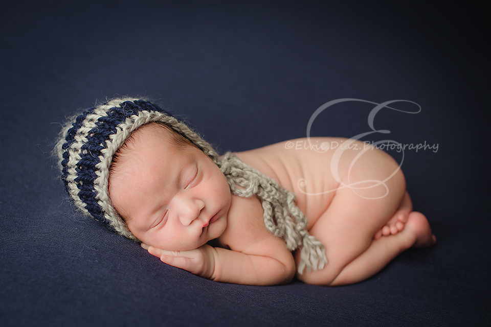 ElvieDiazPhotography-Chicago-Newborn-Photographer-boy-nautical-blue-grey-pose