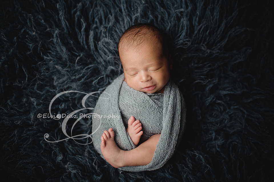 Elvie.Diaz.Photography.Chicago.Newborn.Photographer.boy-newborn-flokati-blue-smile