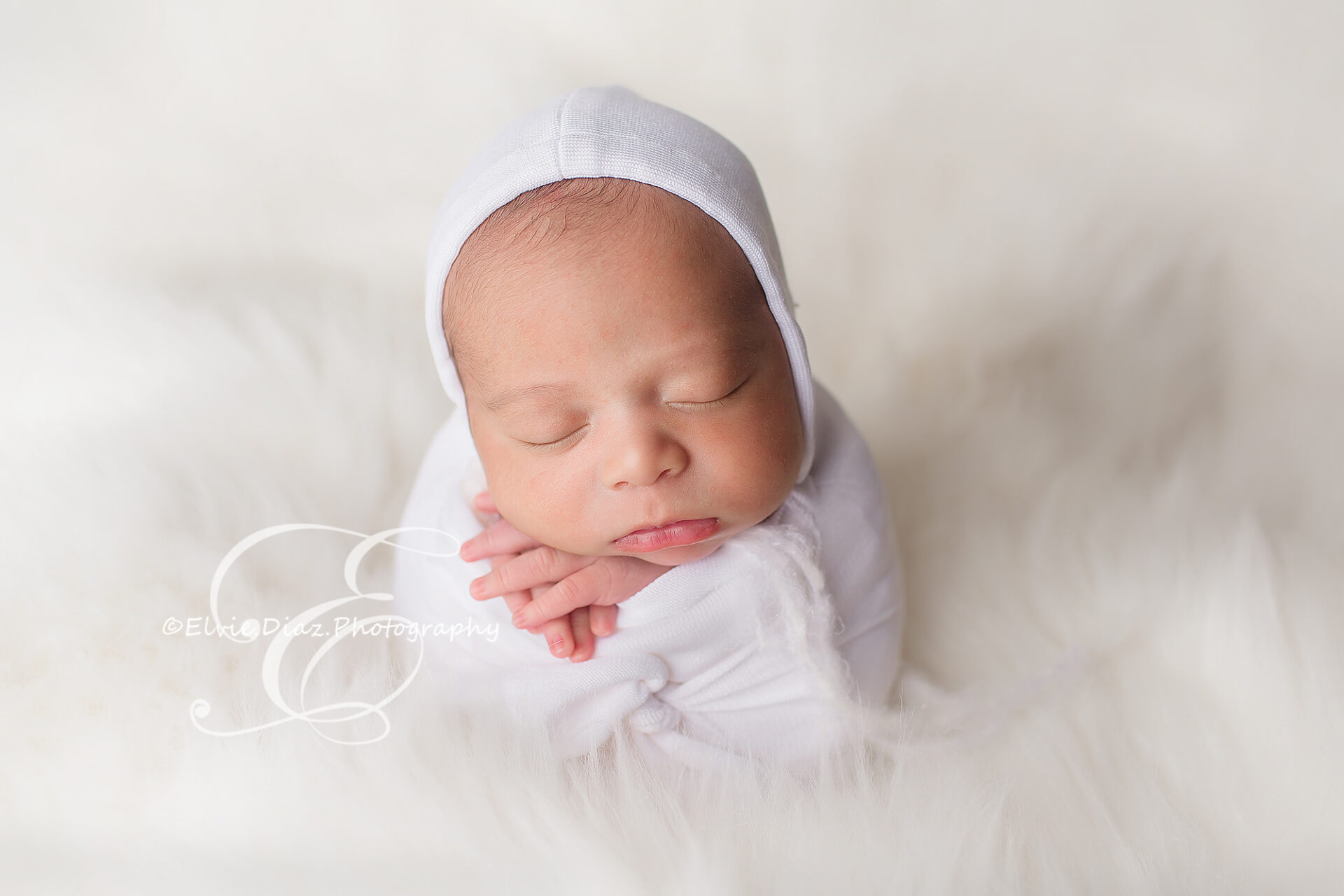 Elvie.Diaz.Photography.Chicago.Newborn.Photographer.boy-newborn-flokati-white-sack