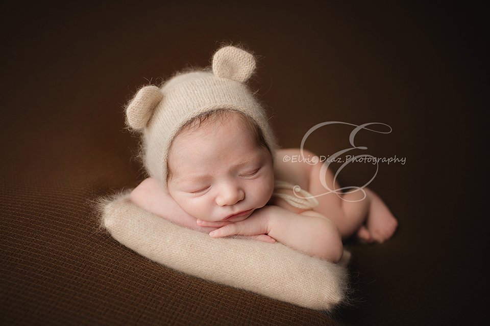 ElvieDiazPhotography-Chicago-Newborn-Photographer-cream-bear-pillow-hands-on-head-pose