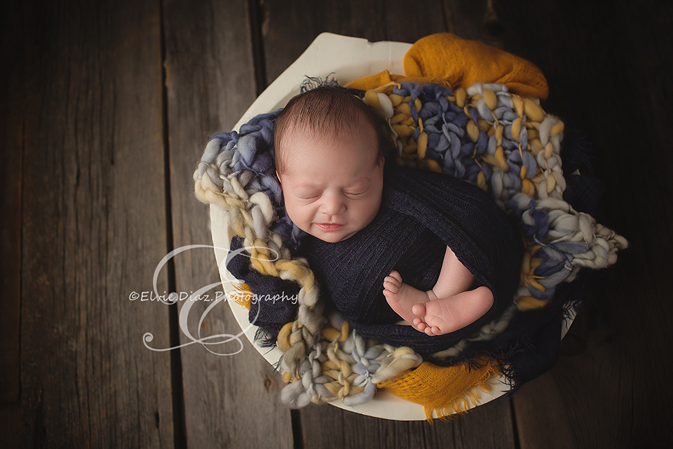 ElvieDiazPhotography-Chicago-Newborn-Photographer-newbornboy-layers-blue-yellow-smiling-wrapped-bucket