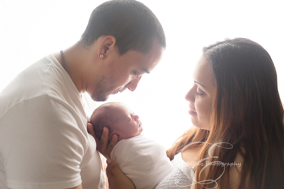 ElvieDiazPhotography-Chicago-Newborn-Photographer-newbornboy-parents-dreamylights-backlighting-family-love