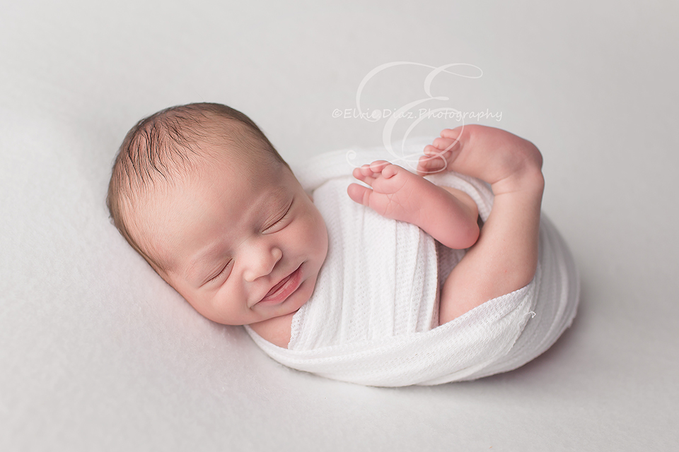 ElvieDiazPhotography-Chicago-Newborn-Photographer-smiling-newborn-white-wrap-newbornboy