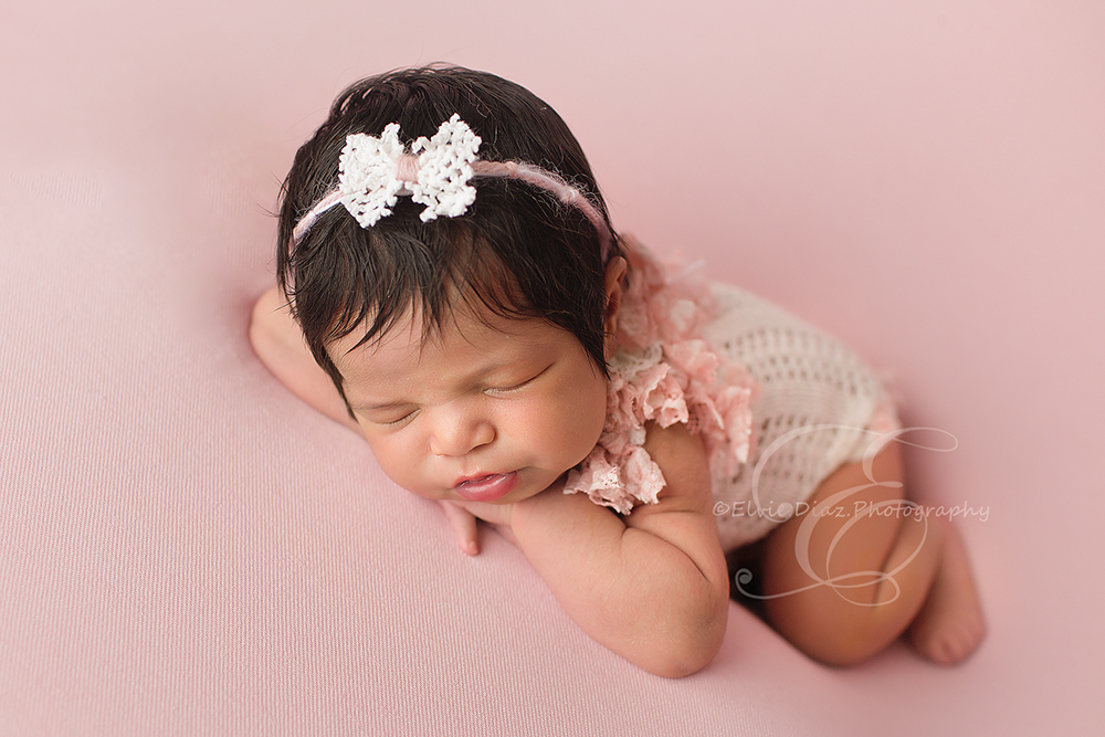 Chicago-Newborn-Photographer-Elvie-baby-a-mothers-love-devoted-knits