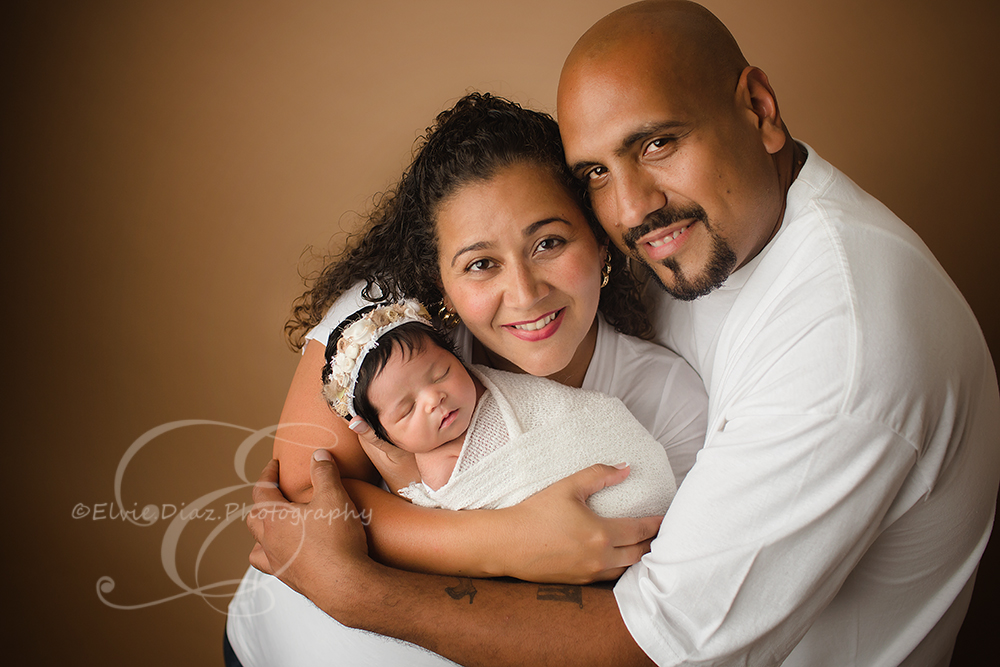 Chicago-Newborn-Photographer-Elvie-baby-family-mom-dad-pose