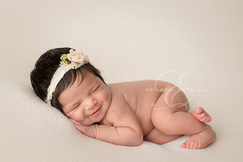 Chicago-Newborn-Photographer-Elvie-baby-smiles-beautiful-pose