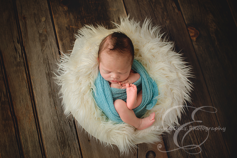 Chicago-Newborn-Photographer-Elvie-boy-pose-blue-bucket-wrapped