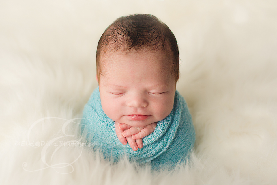 Chicago-Newborn-Photographer-Elvie-boy-pose-blue-white-hands