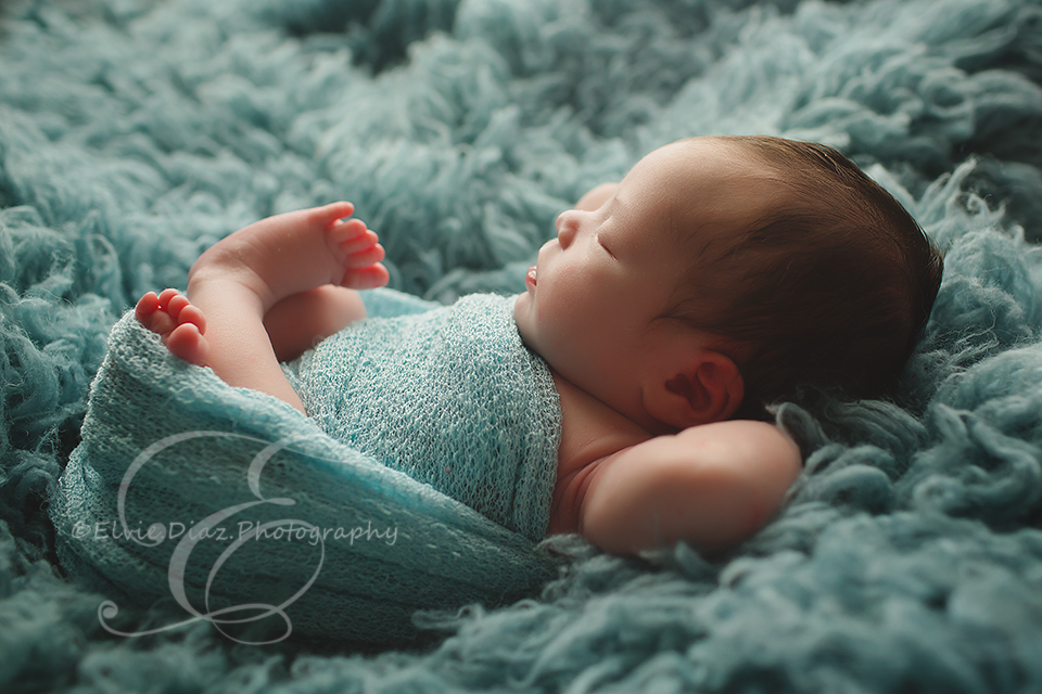 Chicago-Newborn-Photographer-Elvie-boy-pose-blue