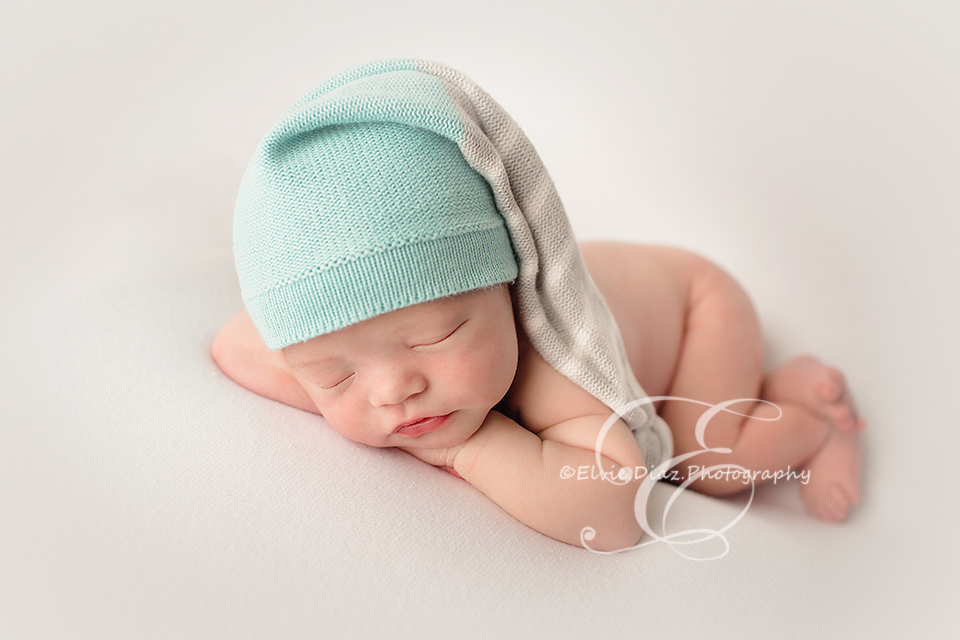 Chicago-Newborn-Photographer-Elvie-boy-pose-white-simple-blue-grey