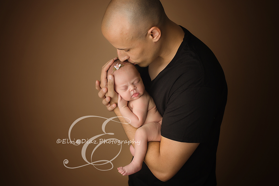 Chicago-Newborn-Photographer-Elvie-girl-daddy-kisses-father