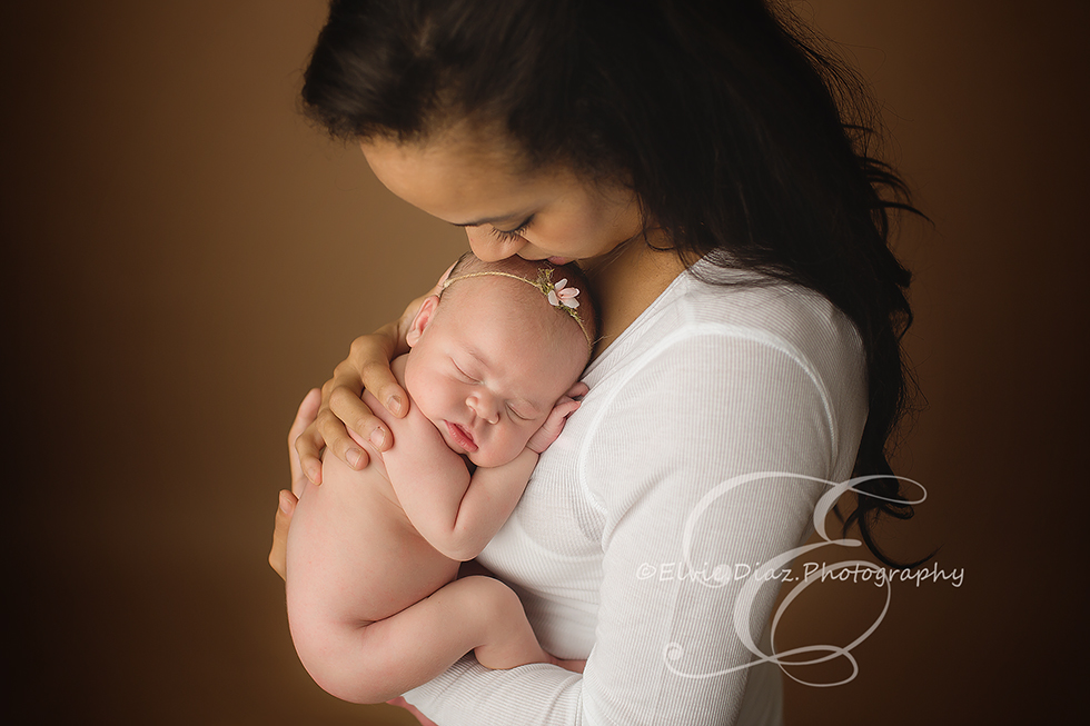 Chicago-Newborn-Photographer-Elvie-girl-mom-mother-daughter-pose