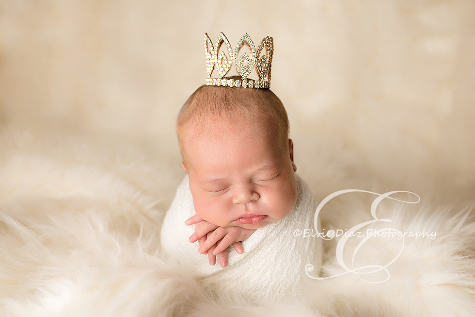 Chicago-Newborn-Photographer-Elvie-girl-white=crown-sack-pose