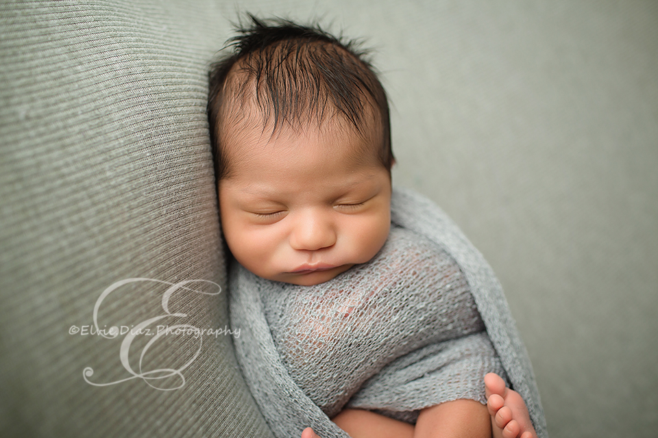 Chicago-Newborn-Photographer-Elvie-Diaz-grey-wrapped-posing