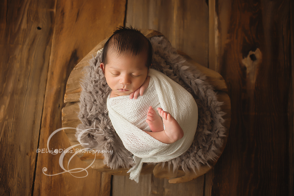 Chicago-Newborn-Photographer-Elvie-Diaz-grey-wrapped-wood-bucket