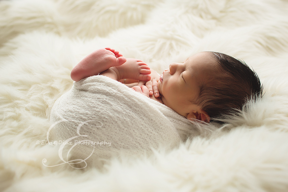 Chicago-Newborn-Photographer-Elvie-Diaz-white