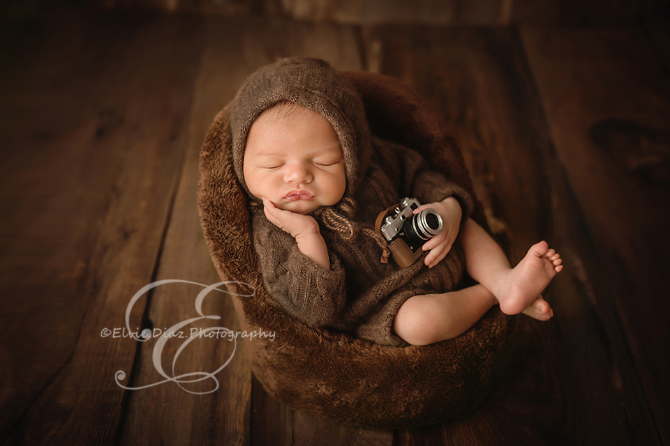 chicago-newborn-photographer-elvie-baby-boy-camera-celebrity-chair