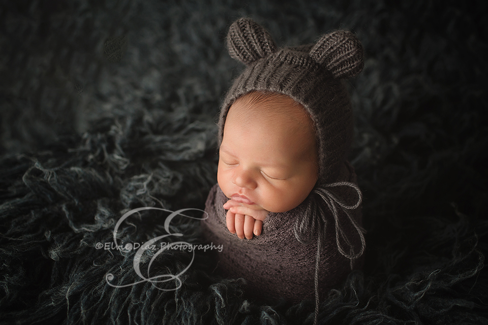 chicago-newborn-photographer-elvie-baby-boy-sack-pose-bear-hat