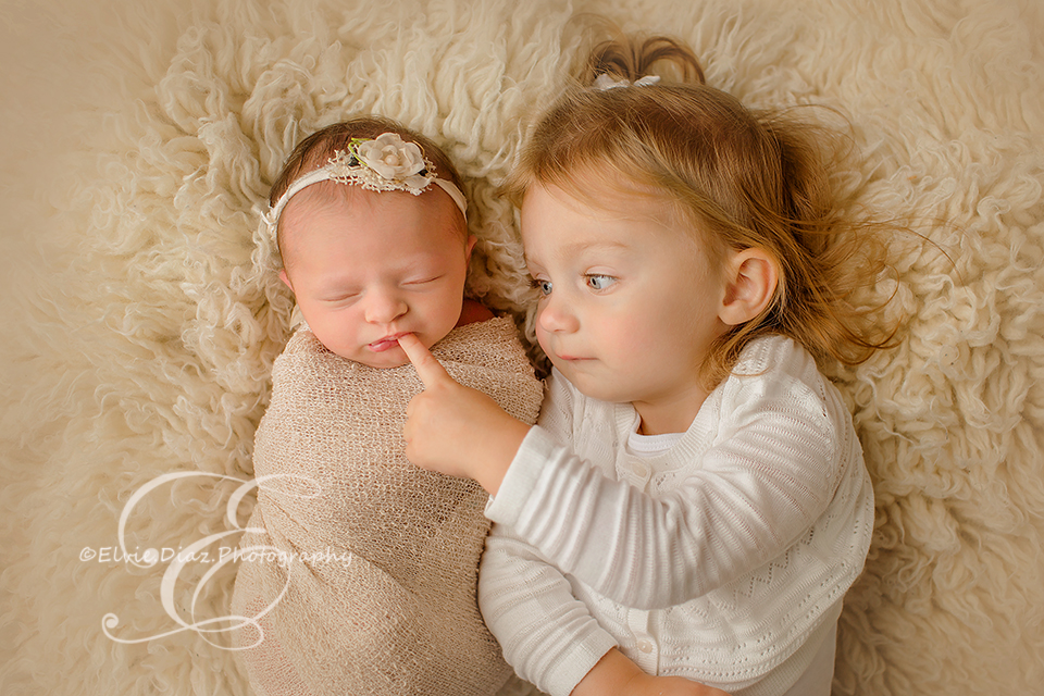 chicago-newborn-photographer-elvie-girl-sisters-siblings-love