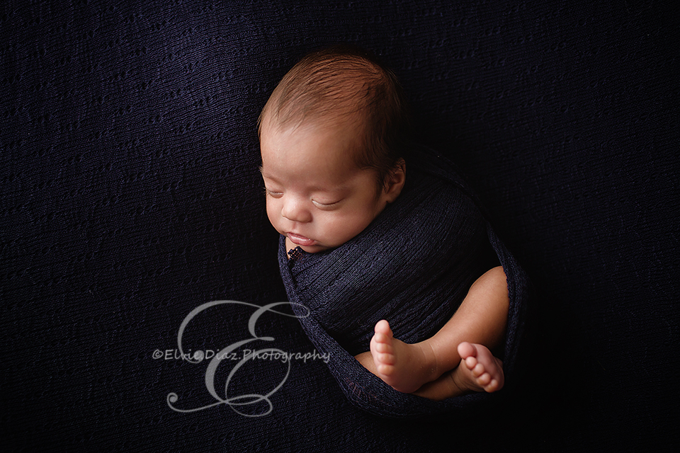 chicago-newborn-photographer-elvie-boy-nacro-preemie-side-pose-blue
