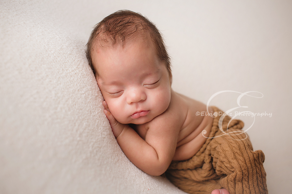 chicago-newborn-photographer-elvie-boy-nacro-preemie-side-pose