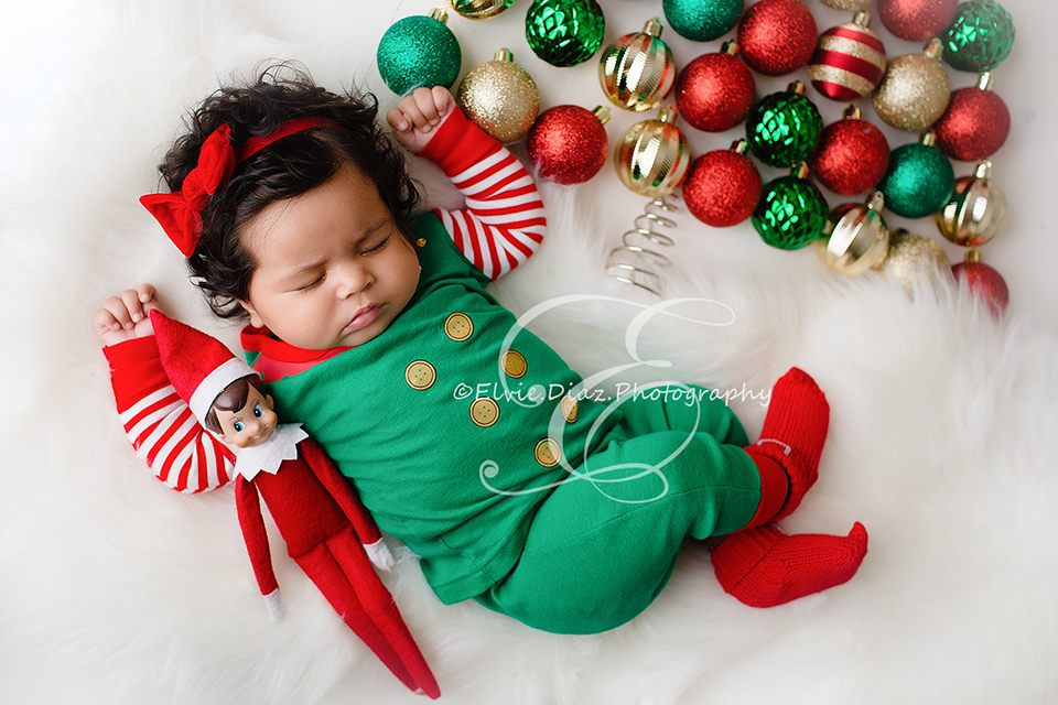 chicago-newborn-photographer-elvie-christmas-baby-downtown-red-andersonville-elf