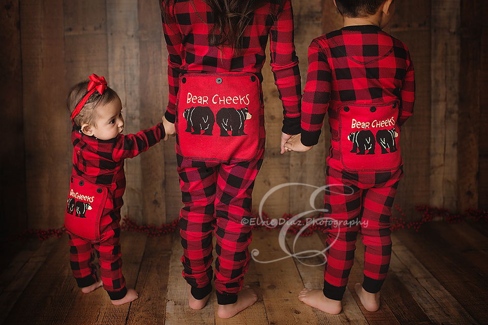 chicago-newborn-photographer-elvie-christmas-baby-downtown-red-truck-holidays-family-siblings-bear-pajamas-adorable