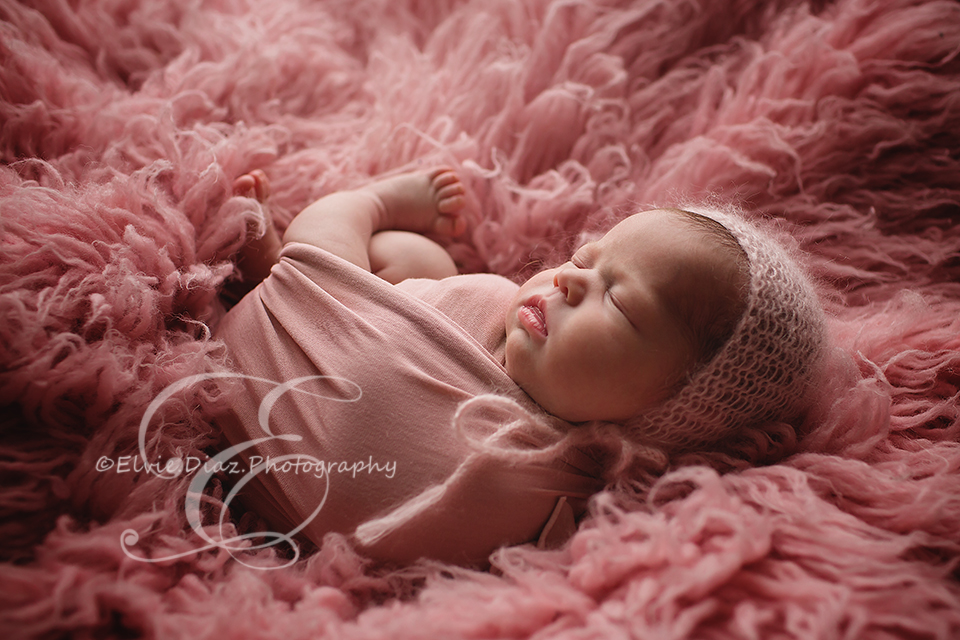 chicago-newborn-photographer-elvie-girl-wrapped-sack-pink