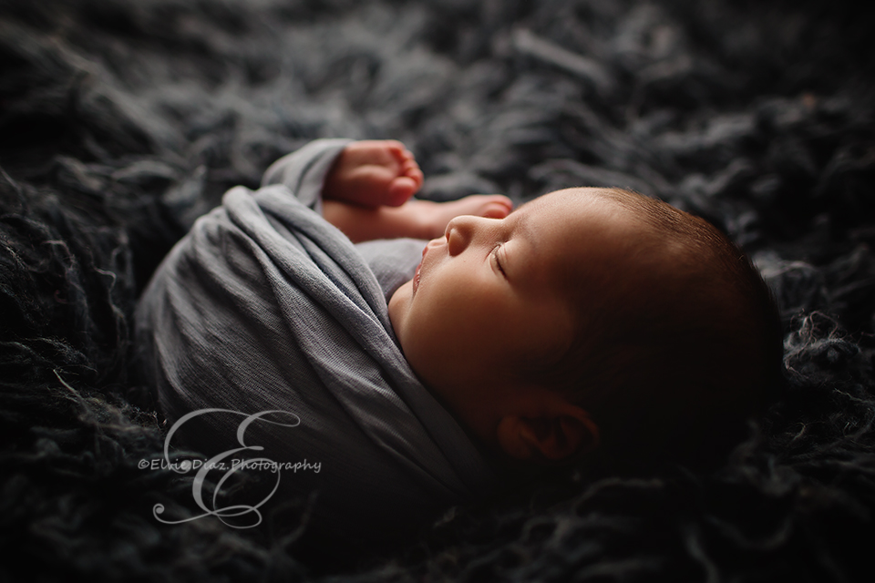 chicago-newborn-photographer-elvie-wrapped-baby-boy-womb-black-white