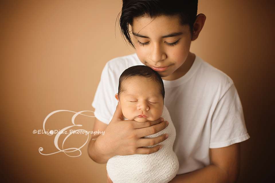 Chicago Newborn Photographer introducing Baby Noah